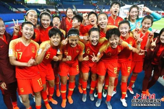 资料图：中国女足战胜南非取得本届世界杯首胜后，在球场边兴奋留念。 /p中新社记者 富田 摄