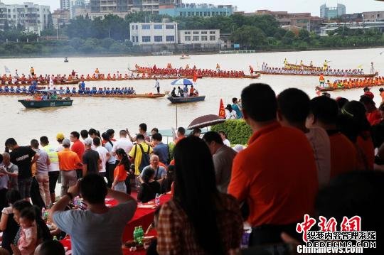 传统龙舟“趁景”吸引数万群众齐聚河岸边观看 李映民 摄