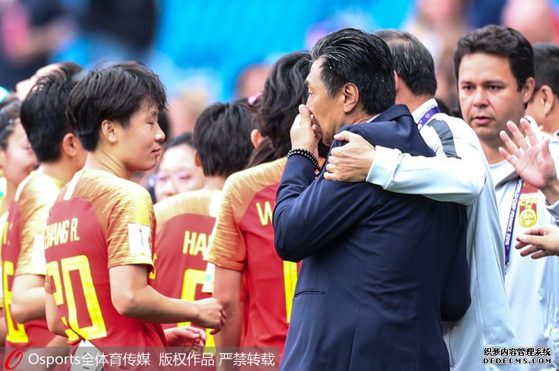 中国女足主教练贾秀全赛后泣不成声