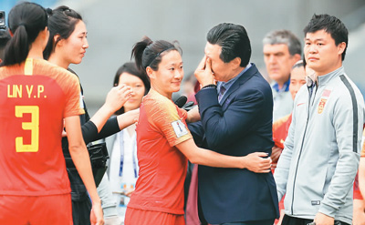 中国女足：擦干泪水再拼搏
