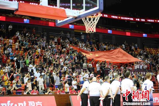 现场球迷为中国男篮加油。　胡耀杰 摄