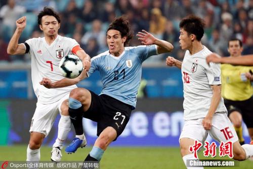 两队在比赛中争抢。图片来源：Osports全体育图片社