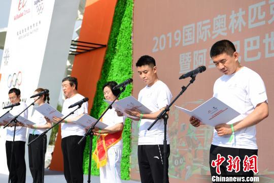 6月23日是国际奥林匹克日，北京冬奥组委正式发布《北京2022年冬奥会和冬残奥会低碳管理工作方案》。图为各界代表共同发出低碳环保倡议。北京冬奥组委供图