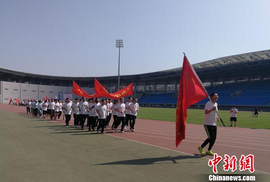 体育爱好者起跑 高远 摄