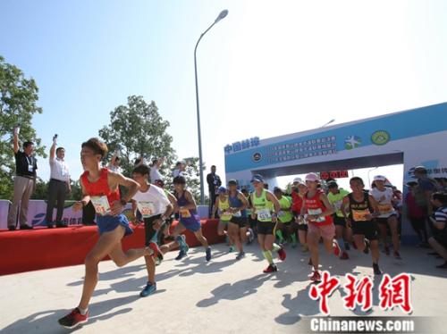 运动员从起点出发。中国登山协会供图