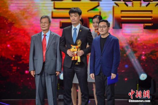 资料图：李霄鹏(图中)曾获2018赛季中超联赛“最佳教练员”。在本场比赛中，他的临场指挥可圈可点。/p中新社记者 骆云飞 摄