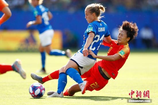 6月25日在法国蒙彼利埃举行的2019年国际足联女足世界杯1/8决赛中，中国队以0比2不敌意大利队，无缘八强。/p中新社记者 富田 摄