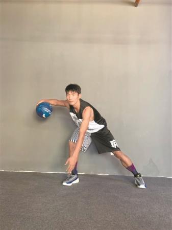 男子自称“云南滑翔机” 半场三步灌篮惊呆网友