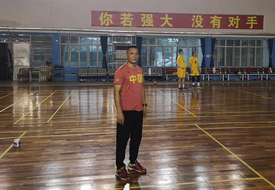 广东路环四庙男子手球俱乐部主教练刘康伶。