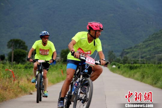 图为山地车比赛。　杨宗盛 摄