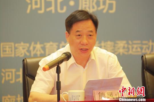 图为国家体育总局举重摔跤柔道运动管理中心副主任熊凤山通报赛事筹备情况。　陈童 摄