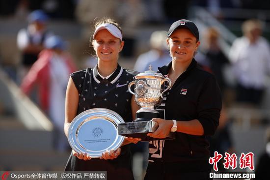 资料图：巴蒂(右)登上世界第一宝座 图片来源：Osports全体育图片社