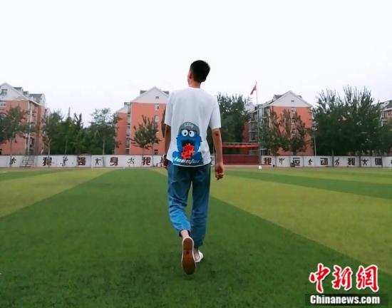 资料图：李鸿淏在绿茵场上漫步。 受访者供图