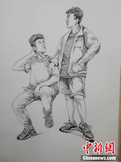 资料图：李鸿淏向记者展示的个人画作。 受访者供图