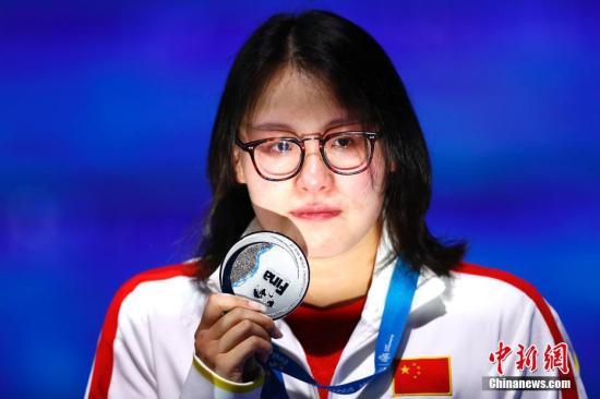 2017国际泳联世锦赛女子50米仰泳决赛，中国选手傅园慧以27秒15夺得亚军。/p中新社记者 富田 摄