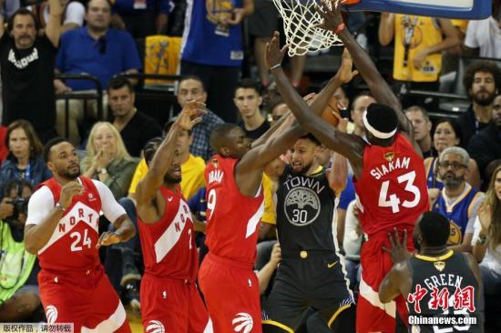 资料图：NBA季后赛频现争议判罚。