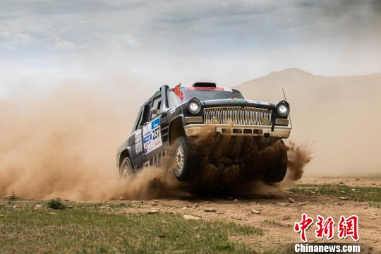 车手在第五赛段比赛中 赛事提供 摄