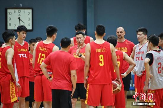 中国男篮大名单最后几个名额竞争激烈。(资料图：中国男篮集训队在北京举行公开训练课。/p中新社记者 崔楠 摄)