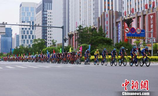 图为骑行大集团。　马铭言 摄