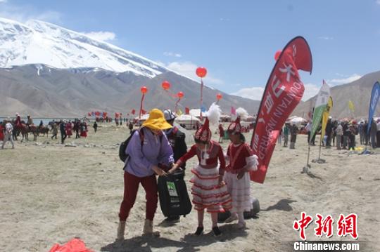2019“徒步中国”徒步爱好者与当地孩子一起捡拾垃圾。　陶拴科 摄