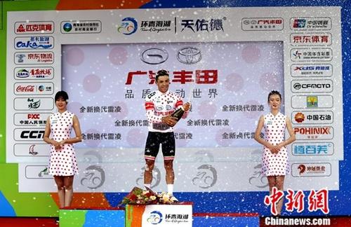 7月16日，甘肃银行队车手杜阿尔特·桑多瓦尔在环湖赛(第十八届环青海湖国际公路自行车赛)约1500米海拔起伏的第三赛段，穿上本届赛事首件象征“爬坡王”的圆点衫。环湖赛第三赛段青海多巴至贵德比赛，全程140公里，途经城市、乡村、草原，设有一个途中冲刺点和海拔3782米拉脊山H级爬坡点。图为杜阿尔特·桑多瓦尔庆祝。/p中新社记者 马铭言 摄