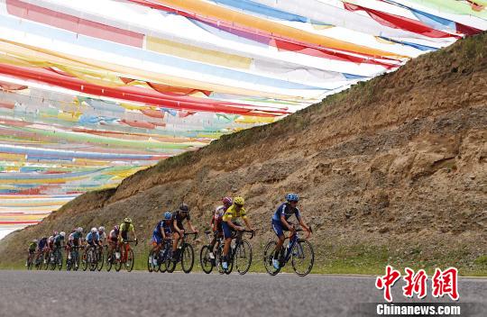 图为车手在高山垭口上骑行。　马铭言 摄