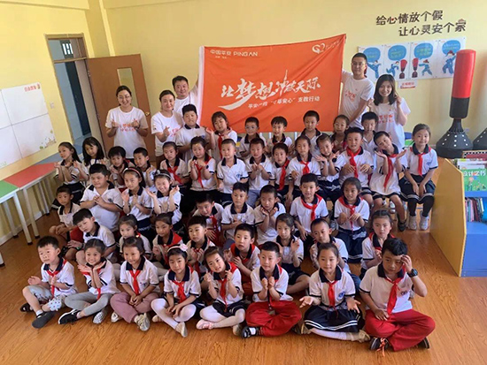 中超赛场劲刮公益风呼吁场内外关注留守儿童心理健康