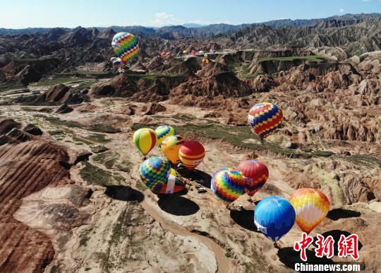 地处甘肃省河西走廊中部、祁连山下的张掖七彩丹霞旅游景区，以地貌色彩艳丽、层里交错、气势磅礴、场面壮观而称奇。　杨艳敏 摄